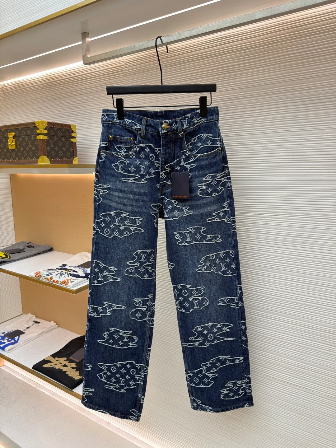 LOUIS VUITTON cloud jacquard patchwork jeans ●Original version: purchased and developed in 16013 ●Item number: 1681963-B40 ●Fabric: denim fabric ●Technology: jacquard production ●Color: blue ●Version: fitted version ●Weight: about 925 grams ●Size: S-M-L-XL ●Description: Made of 100% indigo washed denim, the Monogram logo is woven into the moire pattern through jacquard technology, giving it a retro and aged texture. The trousers are made of multiple pieces of fabric using hand-stitching techniques, and the edges of the cloud-like shape are reinforced with pearlescent rivets. It not only retains the five-pocket structure of work jeans, but also embellishes the back waist details with a nubuck Mini Damier label. The front is closed with pearl-textured buttons and zippers, and the fully lined design improves wearing comfort. The whole piece is sewn in an Italian workshop, combining retro aesthetics with luxurious craftsmanship details. The overall wiring is straight and delicate, the fabric is comfortable and soft, and the color is consistent without color difference. It can be matched with the same style to create a fashionable look and control various occasions. Customized accessories, complete with three standards, same style for men and women!